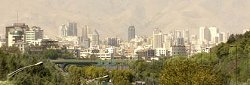 I grattacieli di Tehran fra il verde dei parchi e il marrone dei monti Alborz [da <http://www.williamsontrade.com/tehran.html>]