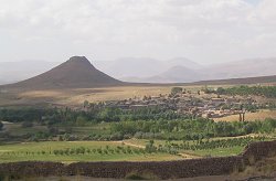 Un villaggio sullo sfondo del cratere di Zendan-e Solaymān nel Kurdistan iraniano, 16 settembre 2004 [foto di Marco Loreti]