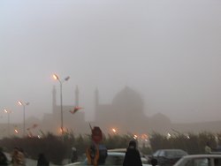 Un’improvvisa tempesta di sabbia cala sulla grande piazza dell’Imam a Esfahan [foto di Marco Loreti]