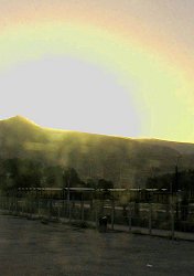 Alba del 21 settembre 2004 dalla pista dell’aeroporto abbandonato di Persepoli: il sole sorge dietro il Monte della Misericordia; le colonne dell’Apadana sono ancora in penombra [foto di Marco Loreti]