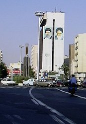 I volti degli ayatollah Khamenei (a sinistra) e Khomeyni (a destra) giganteggiano per le vie di Tehran [foto Grazia Giovinazzo]
