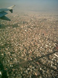 La fitta maglia delle basse case di Tehran riempie il finestrino dell’aereo in fase di atterraggio, 14 settembre 2004 [foto di Gian Pietro Basello]