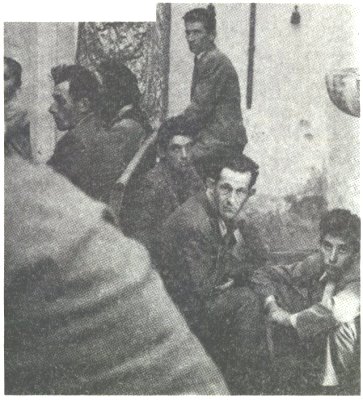 >> volti di fedeli durante la messa