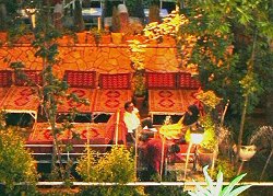 I takht su cui si siede a gambe incrociate per mangiare e fumare il qaliyun in un locale tipico di Darband, giugno 2003 [foto di Grazia Giovinazzo]