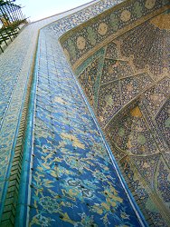 Le linee architettoniche e i colori del rivestimento maiolicato catturano lo sguardo, ma solo per farlo levare verso il cielo, 20 settembre 2004 [foto di Gian Pietro Basello]