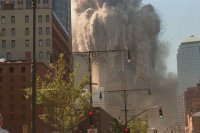 crolla la torre 1. La foto  ripresa da nord lungo West Street; sulla destra si nota la cuspide piramidale del palazzo Amex and Lehman Bros