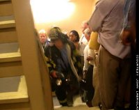 una fila ordinata aspetta di scendere mentre i pompieri continuano a salire. Una delle ultime foto scattate all'interno delle torri